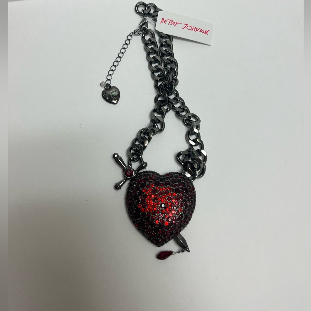NWT ⚜️❤️⚜️ Betsey Johnson Heart Dagger Pendant Necklace - Picture 11 of 12